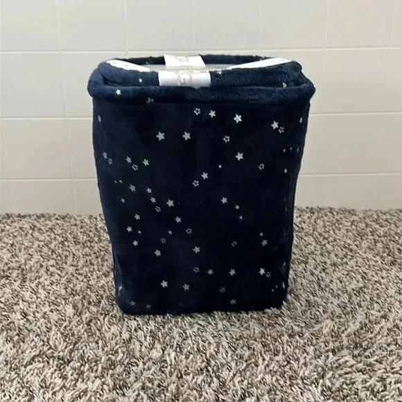 New! Avery Stars 2-Piece Storage Set
UGG® - Navy - Picture 3 of 3
